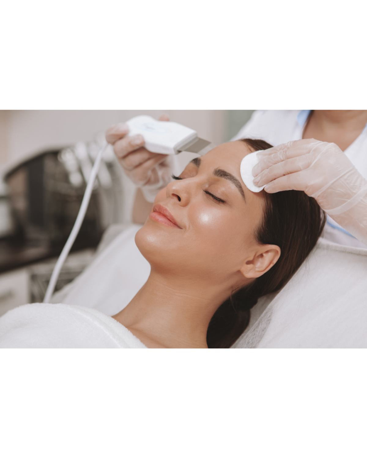 Mujer recibiendo un tratamiento facial